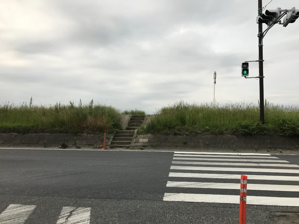 川崎市パークボール場近くの歩行者用信号機と、信号機から離れた位置にあった階段(改善前)